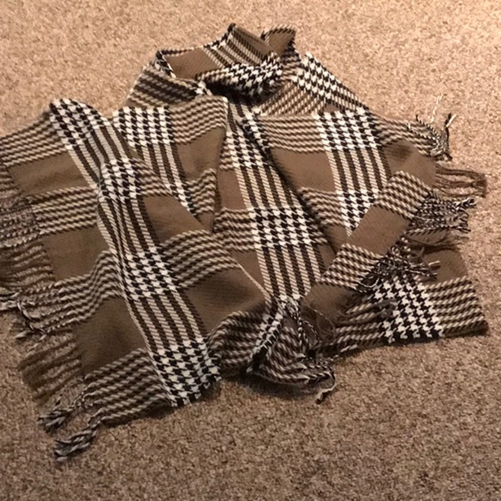 Unknown brand wrap w/hoodie. Pattern NS